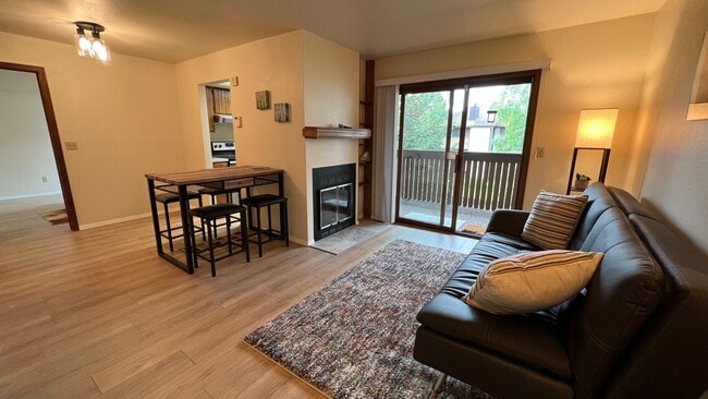 Furnished 2 Bed Top Floor Condo with Garag... - Furnished 2 Bed Top Floor Condo with Garag... Unit 4D