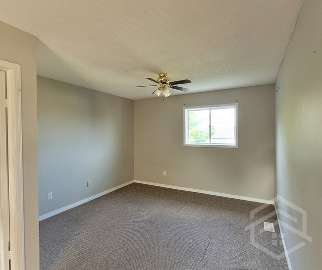 Photo - 3 Bedroom House in Tillsonburg!!