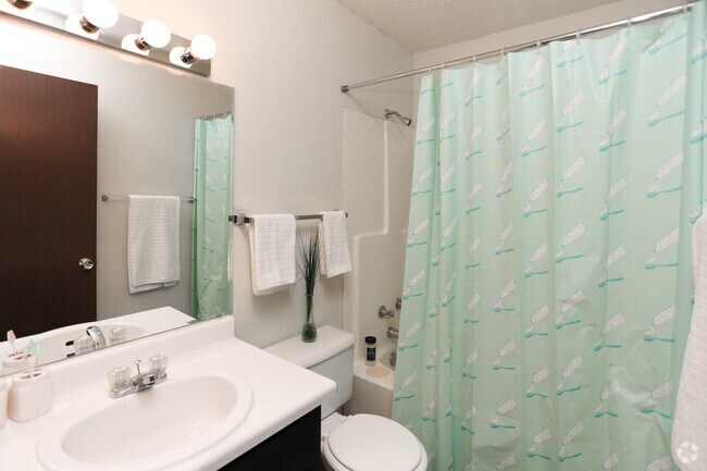 2BR, 1.5BA - 990 SF