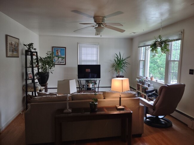 Photo - 2BD/1BA House Walking Distance to Downtown!