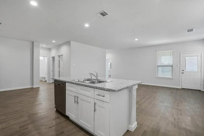 Photo - 529 Passenger Trl