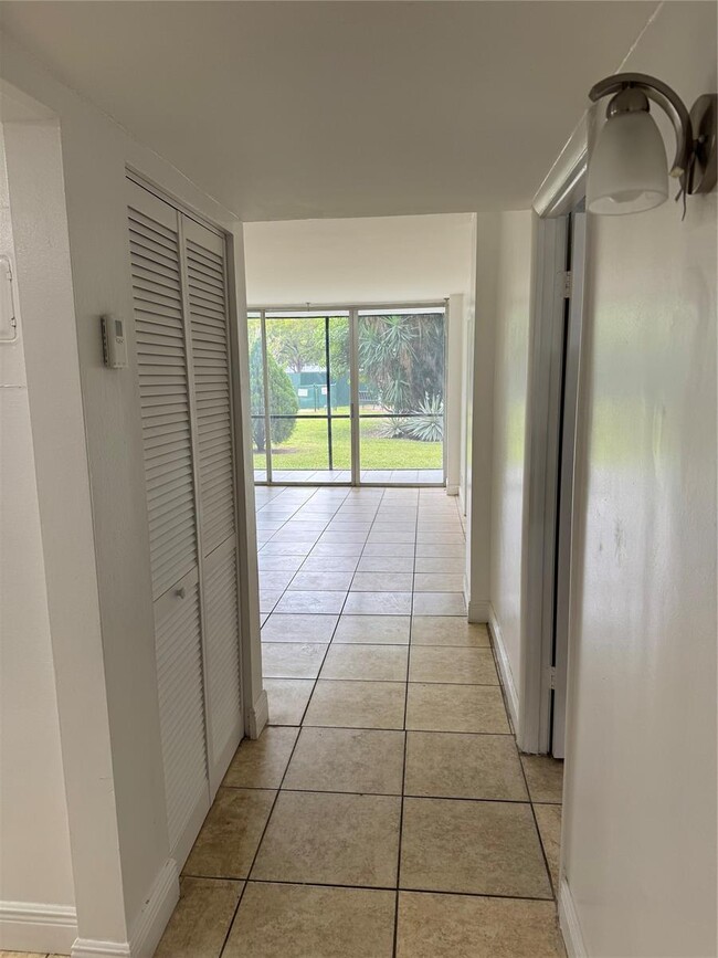 Photo - 115 Royal Park Dr Unidad 1f Rental