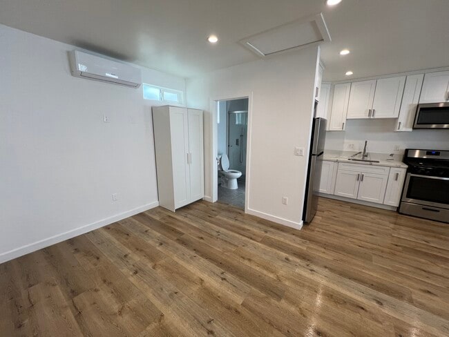 Photo - 5400 Veloz Ave