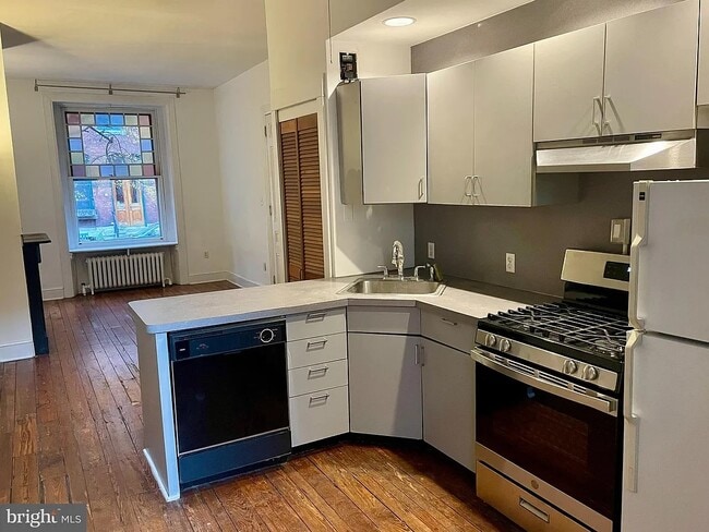 Kitchen - 826 N Woodstock St Unit 1