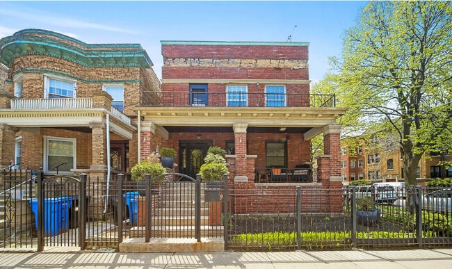 Building Photo - 1067 W Balmoral Ave