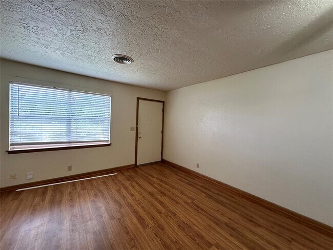 Photo - 2031 Delaware Ln