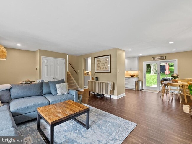 Photo - 5208 Lindsay St
