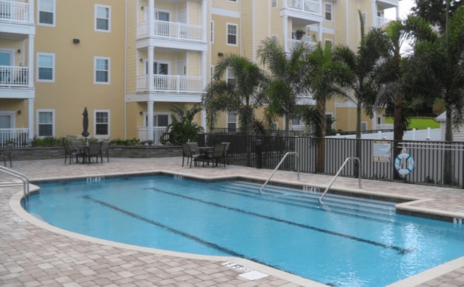Pine Berry Senior Apartments la piscina