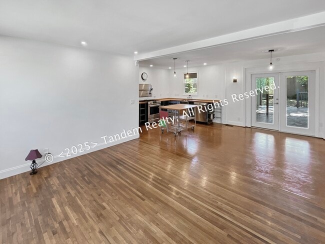 Building Photo - 633 Lane Dr