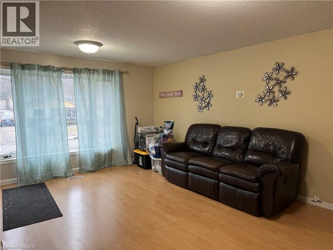 Photo - 60 Helene Crescent