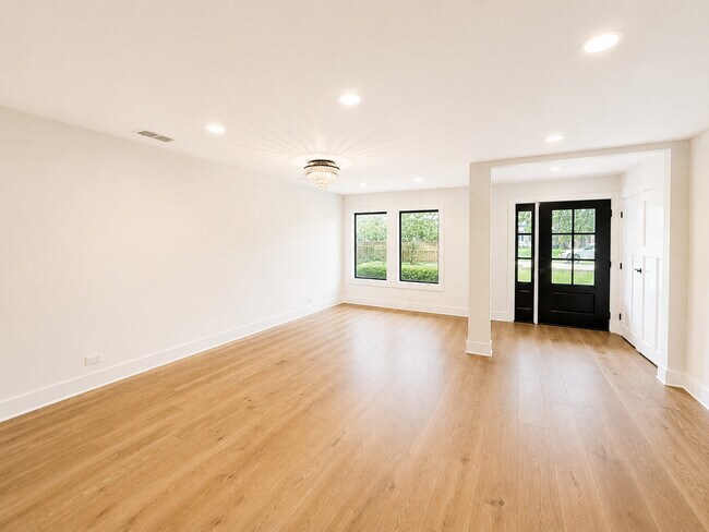 Photo - 707 W Woodland Rd
