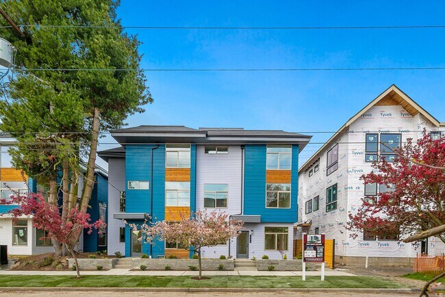 Building Photo - 3 year old Crown Hill townhome