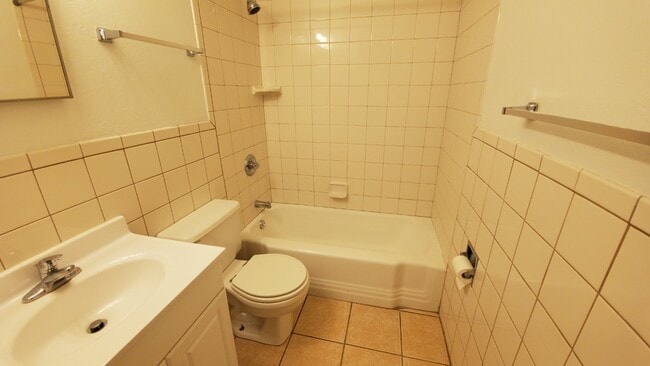 Photo - Monroe Street Apts Unit 4