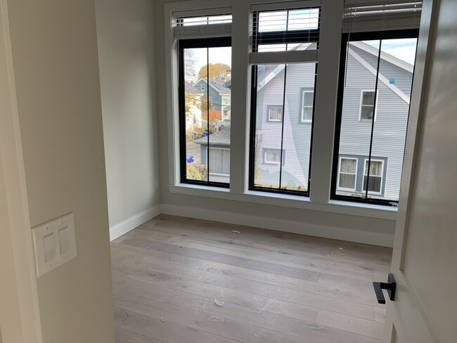 Building Photo - 171 Everett St Rental