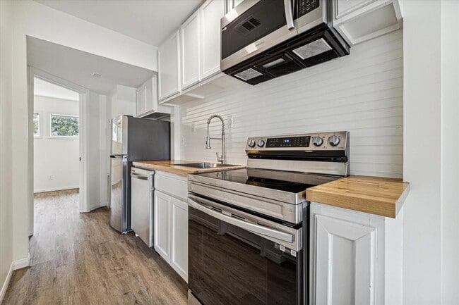 Building Photo - 1011 W 10th St Unit 10 Rental