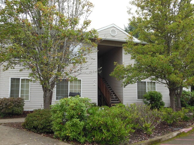 Building Photo - 2 Bedroom Apartment ~ Near Lilly Park Unit 335 SE Lilly #A