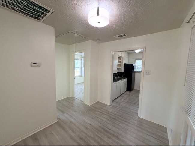212 W Hunnicutt Ave