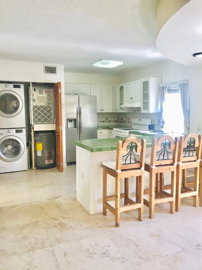 Oversized Washer/dryer - 3356 Bird Ave