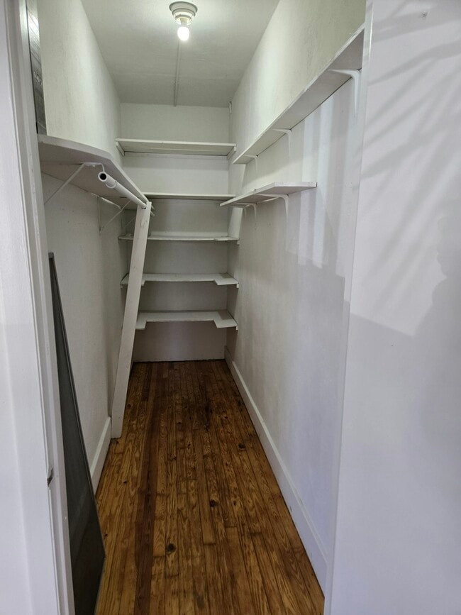 Photo - 940 Bay St NE