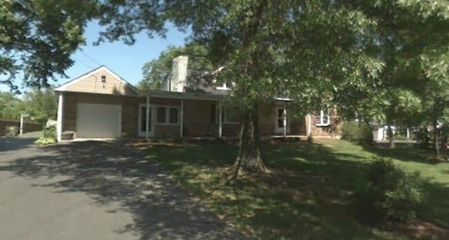 Entrada del apartamento a la derecha del porche. - 3929 Township Line Rd Unidad C-SecondFloor