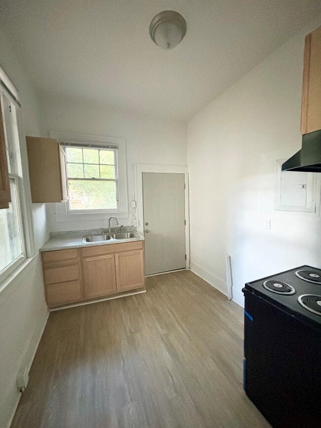 Photo - 203 Bragg St NE
