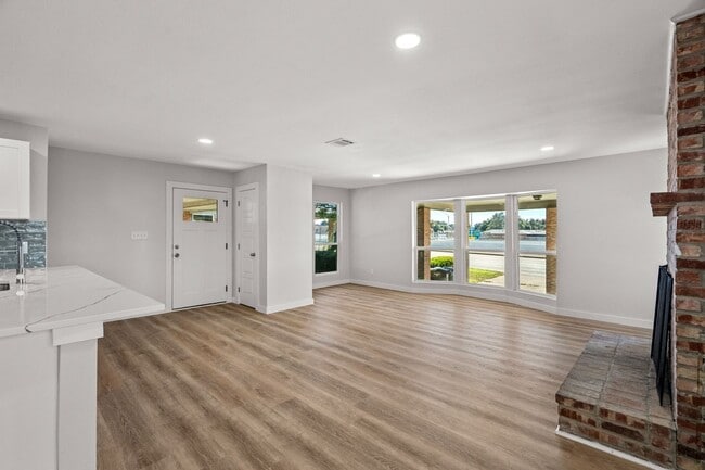 Photo - SW Loop 820 - 4304/4306 *Lease Up Only* Unit 4306