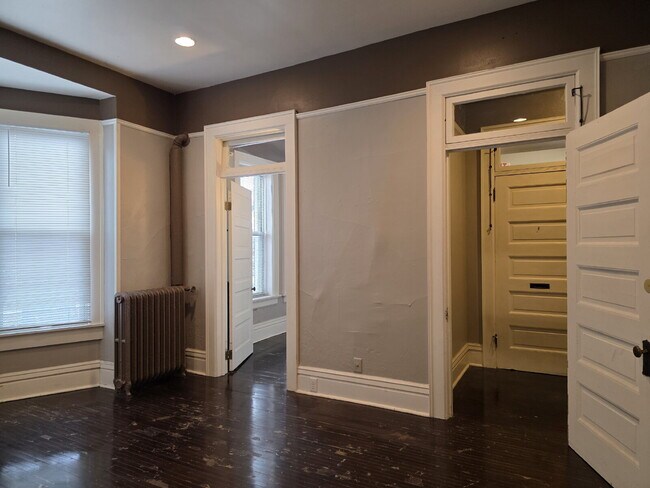 Photo - Updated 4-Bedroom Apartment in Oshkosh - 1... Unidad D