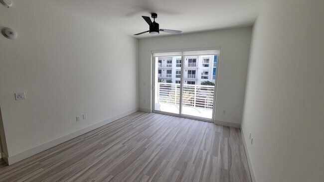 Photo - 2431 NE 187th St Unidad B2