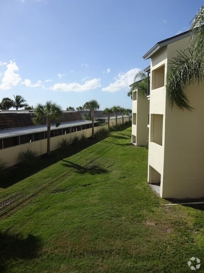 Building Photo - Venice, FL MACARTHUR BEACH Gated Comm. 2/2... Unit 136 Rental