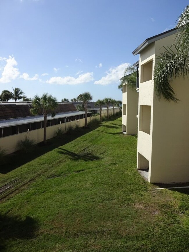 Building Photo - Venice, FL MACARTHUR BEACH Gated Comm. 2/2... Unit 136 Rental