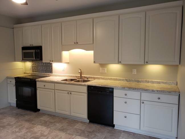 Kitchen - 454 W Wisconsin Ave Unit 2