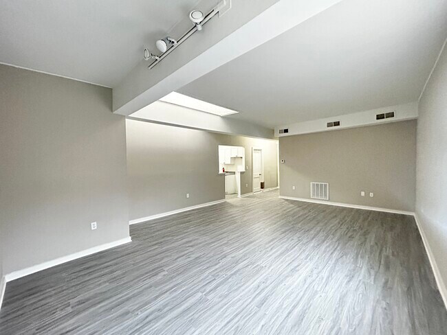 Photo - Franklin Court Apartments