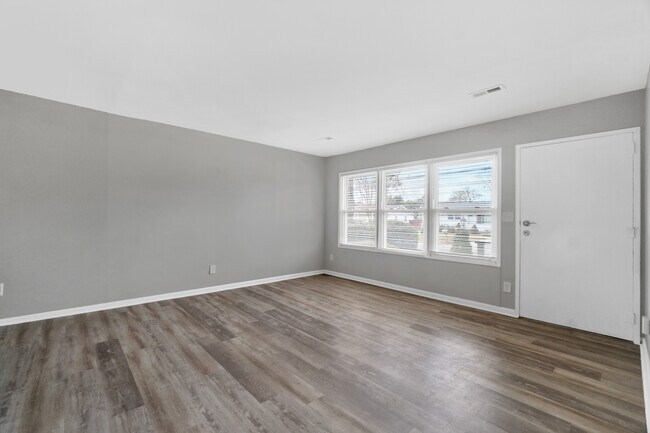 Photo - 328 Crisfield Rd