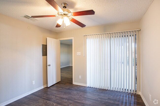 1BR, 1BA - 481 SF - The Reserve