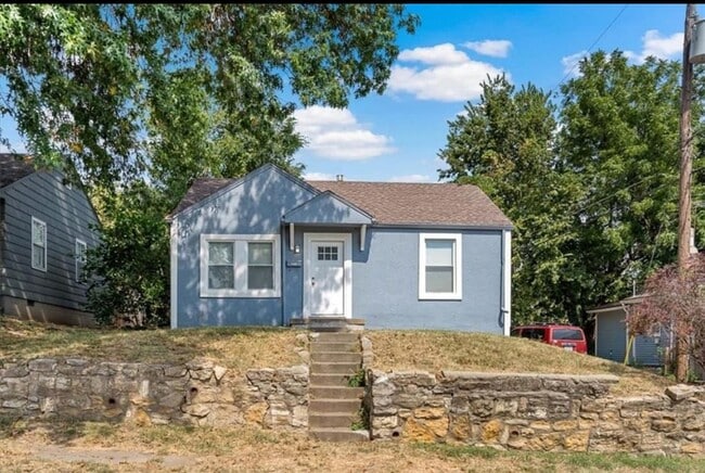 Building Photo - 2 bed one bath very nice house