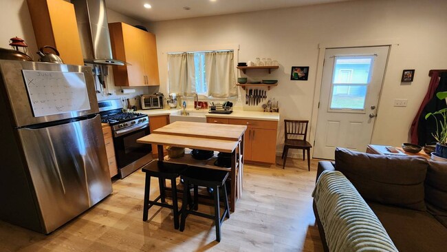 Building Photo - 808 Talent Ave Unit Apt C