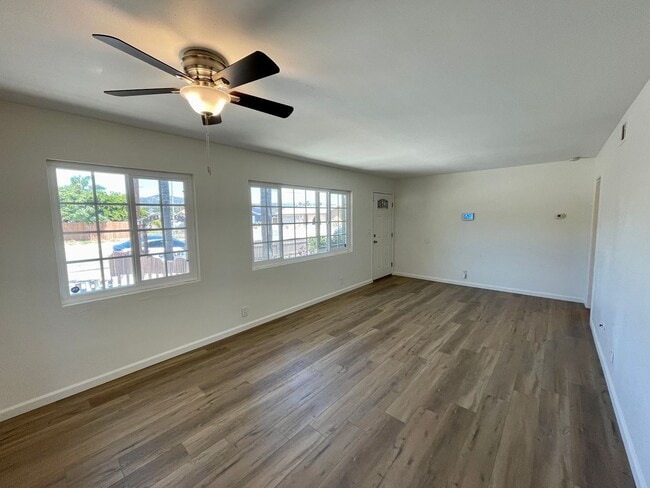 Photo - 839 N Midway Dr
