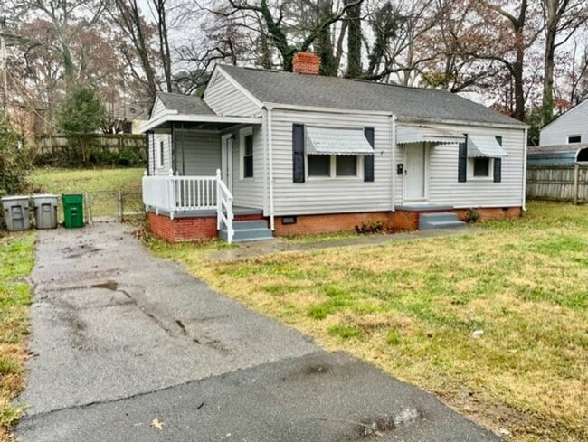 Building Photo - Come take a look at this cozy 3 Bedroom 1 Bath Home. It's Located in Revolution Park Neighborhood