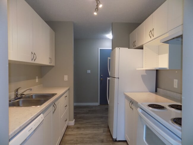 Photo - 8111-8196 StreetBlock B - 333