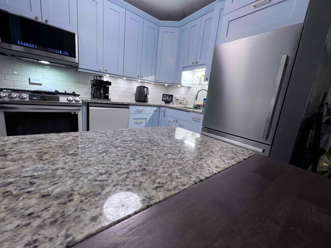 Photo - 550 W Surf St