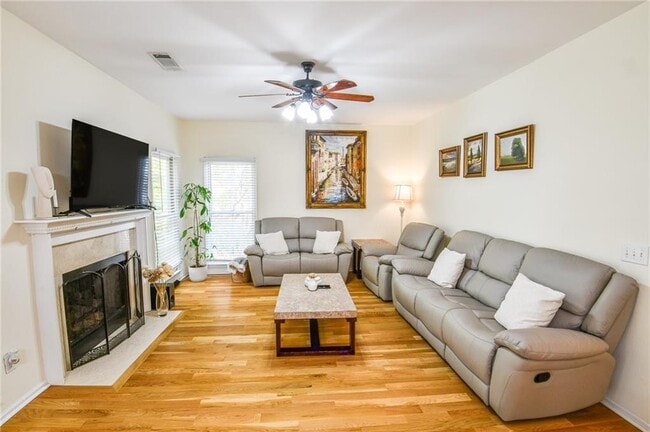 Photo - 1865 Oak Tree Hollow