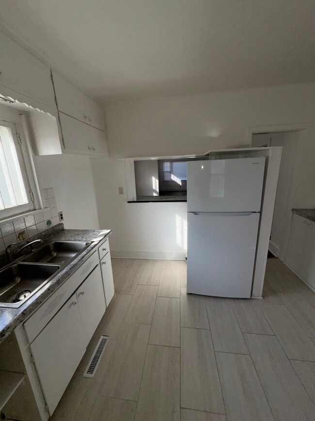 Cocina - 1019 Romayne Ave