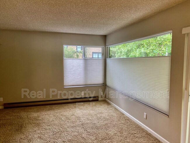 Photo - 321 Bellevue Way SE Unidad 406