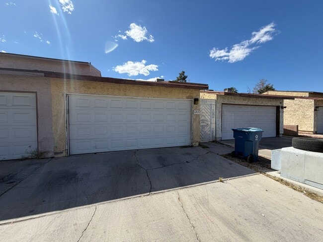 Building Photo - BEAUTIFULLY RENOVATED 3/2/2 CAR WITH DEN