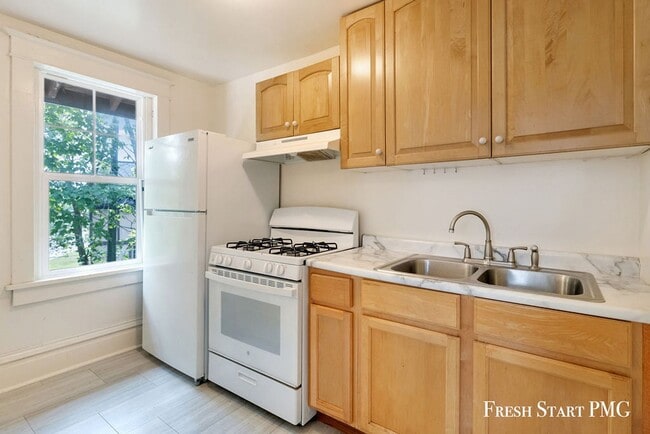 Building Photo - 280 Irwin Ave Unit 3 Rental