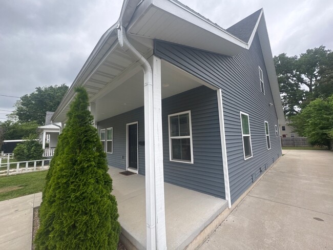 Photo - 613 W Harrison St