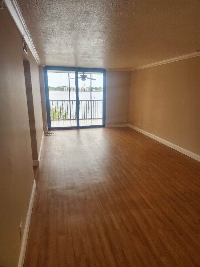 Photo - 114 Lake Emerald Dr Unit 305