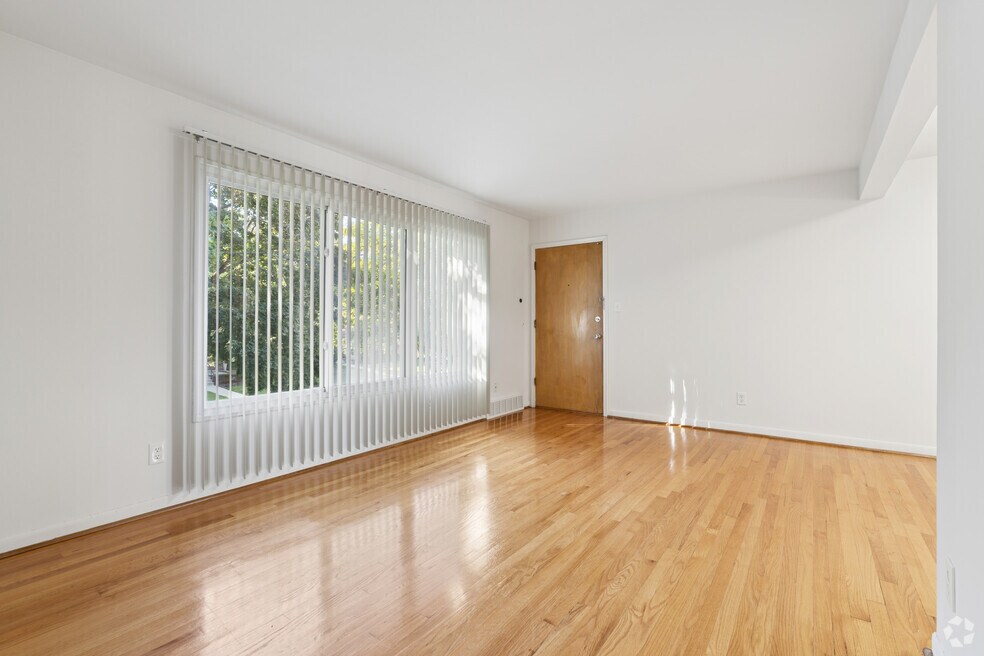 Alberta I - 1BR, 1BA - 603SF - Living Room