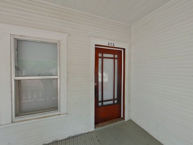 Building Photo - 838 S Main St