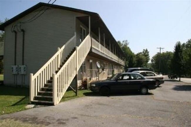 Building Photo - 2 Bedroom / 1 Bath Apartment Johnson City, TN